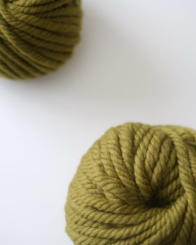 Garnet Senoren i olivgrön, 70 % ull, 30 % mohair
